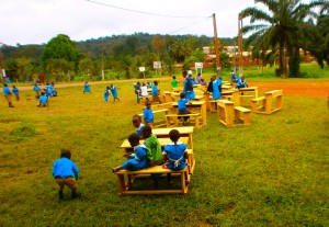 Kamerun: GKS renoviert und möbliert Schulruine