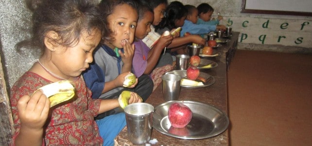 Nepal: 20 Cent machen Schulkind satt