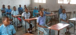 Tansania,  Schulmöbel und Stockbetten